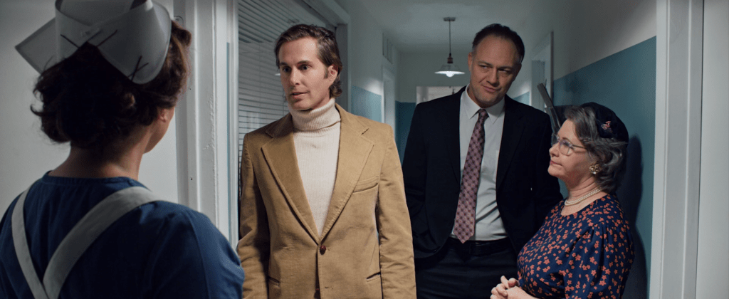 Patricia (Eva Habermann) showing the people from the patent office around.