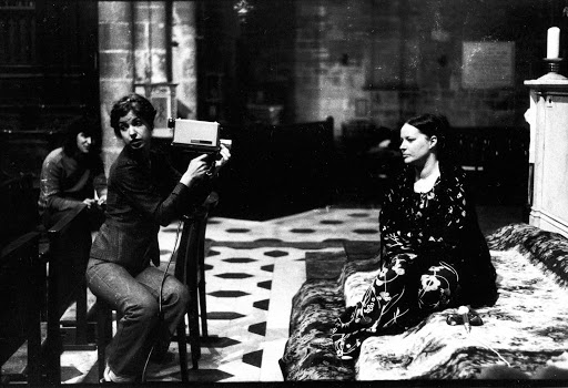 Carole Roussopoulos and Delphine Seyrig shooting an interview.