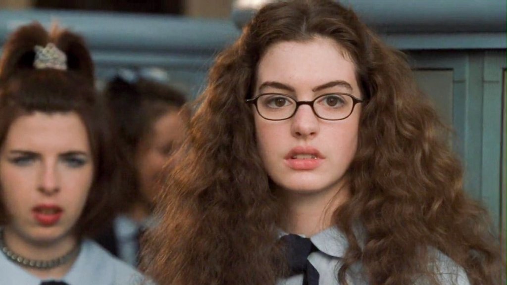 Mia (Anne Hathaway) in school.
