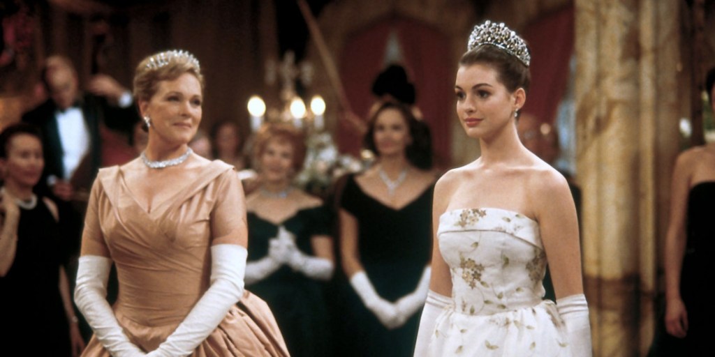 Queen Clarisse (Julie Andrews) and Mia (Anne Hathaway) at a ball.