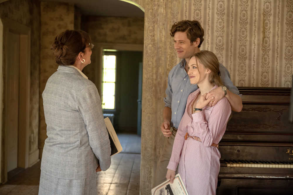 Catherine (Amanda Seyfried) and George (James Norton) looking at the house with a real estate agent.