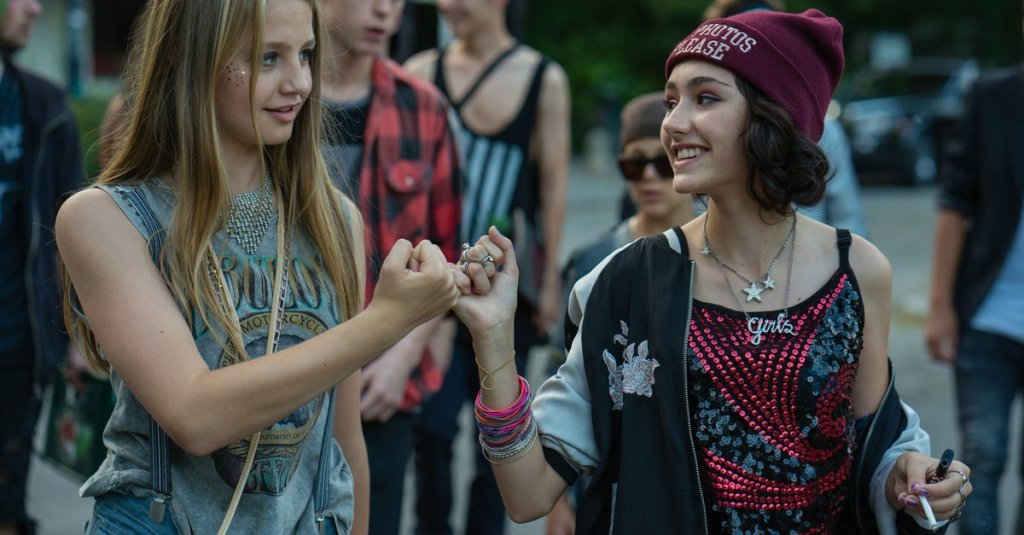 Jameelah (Emily Kusche) and Nini (Flora Thiemann) hooking their pinkies. 