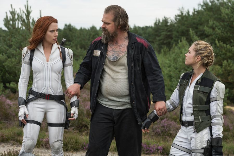 Alexei (David Harbour) grabbing Natasha (Scarlett Johansson) and Yelena (Florence Pugh) by their arms.