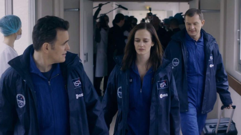 Sarah (Eva Green) and her colleagues Mike (Matt Dillon) and Anton (Aleksey Fateev) on their way into quarantine.