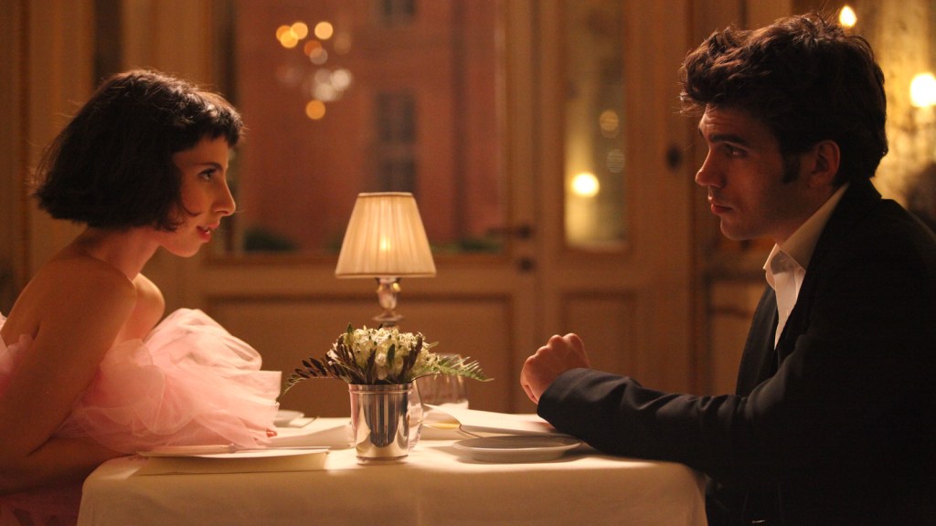 Marta (Ludovica Francesconi) and Arturo (Giuseppe Maggio) on a date in a restaurant.