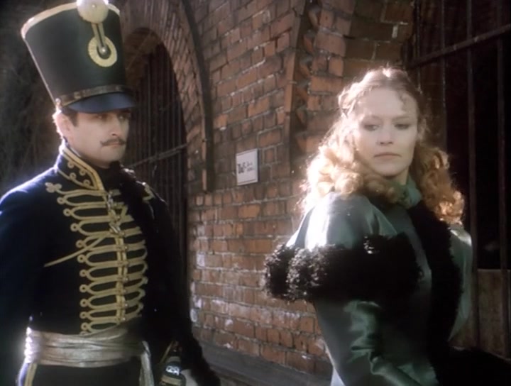 Julia (Iwona Bielska) and Otto (Olgierd Lukaszewicz) walking together.