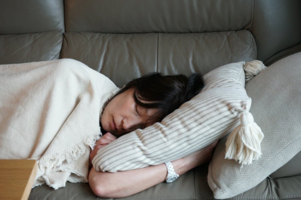 Sangok (Lee Hye-yeong) sleeping on a sofa.