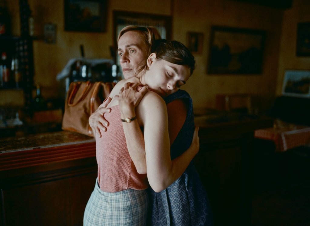 Anne (Anamaria Vartolomei) hugging her mother (Sandrine Bonnaire) tightly.