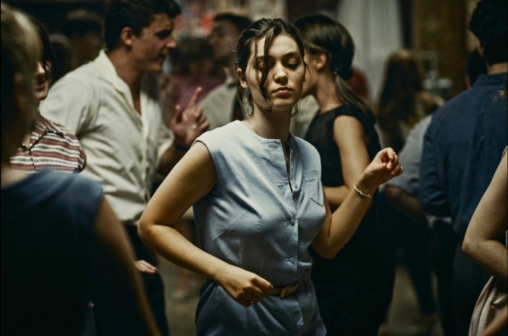 Anne (Anamaria Vartolomei) dancing at a party.