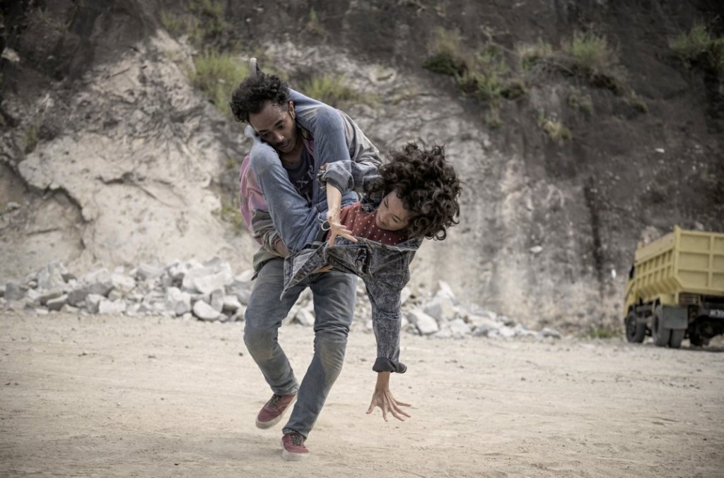 Ajo (Marthino Lio) and Iteung (Ladya Cheryl) mid-fight.