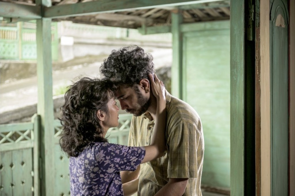 Ajo (Marthino Lio) and Iteung (Ladya Cheryl) holding each other close.