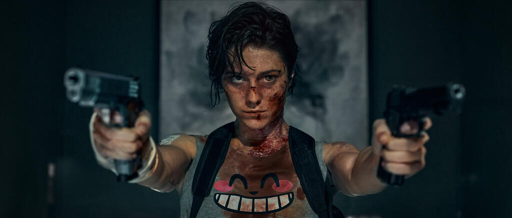 Kate (Mary Elizabeth Winstead) aiming a gun with each hand.