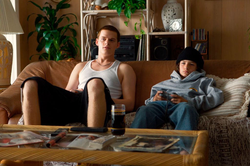 Stevie (Sunny Suljic) playing video games with his brother Ian (Lucas Hedges).