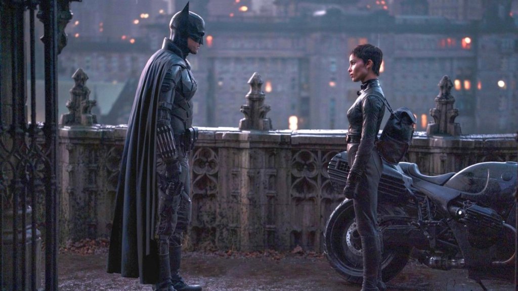 Batman (Robert Pattinson) talking to Catwoman (Zoë Kravitz).