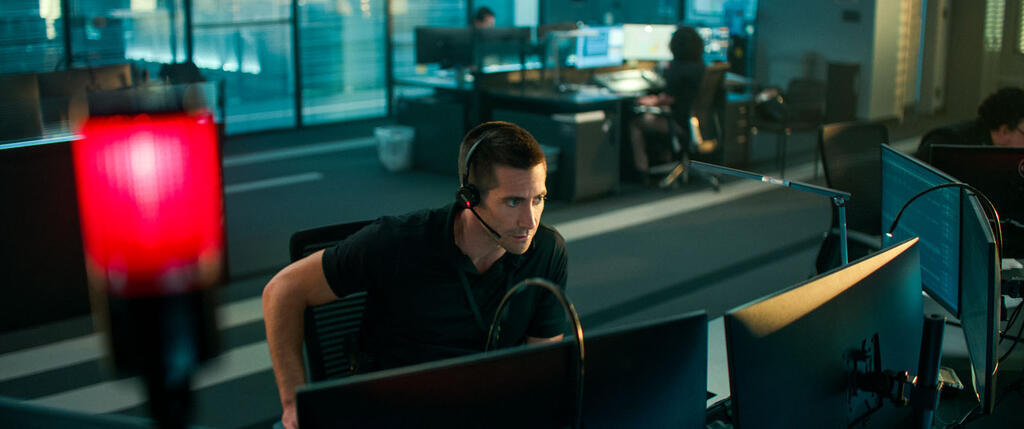 Joe Baylor (Jake Gyllenhaal) at his emergency phone station.