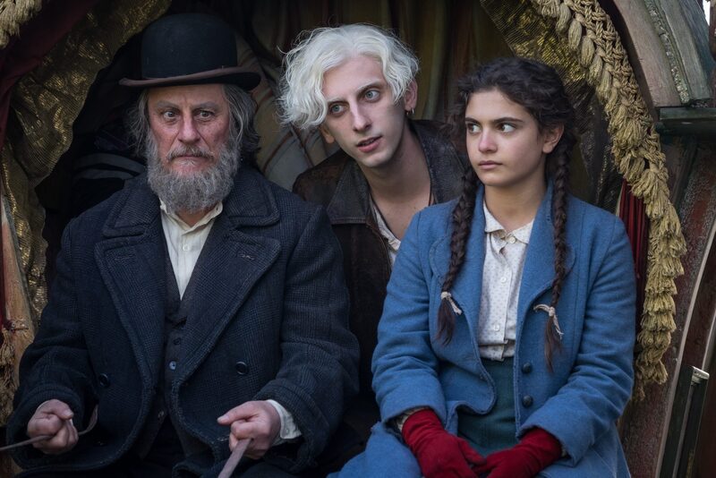 Israel (Giorgio Tirabassi) driving the circus wagon with Cencio (Pietro Castellitto) and Matilde (Aurora Giovinazzo) beside him.