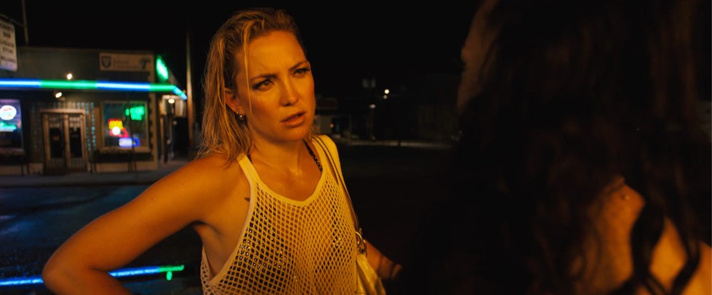 Bonnie (Kate Hudson) looking critically at Mona Lisa (Jeon Jong-seo).