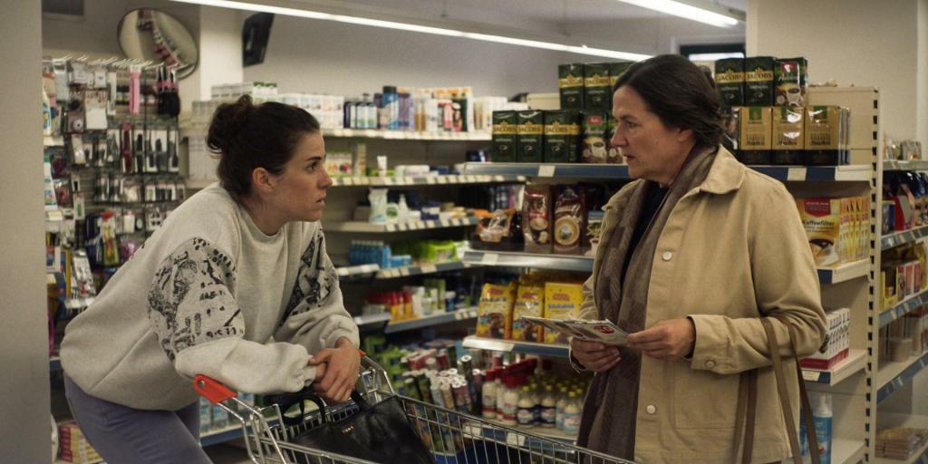 Clara (Anne Schäfer) grocery shopping with her mother Inge (Anne-Kathrin Gummich). 