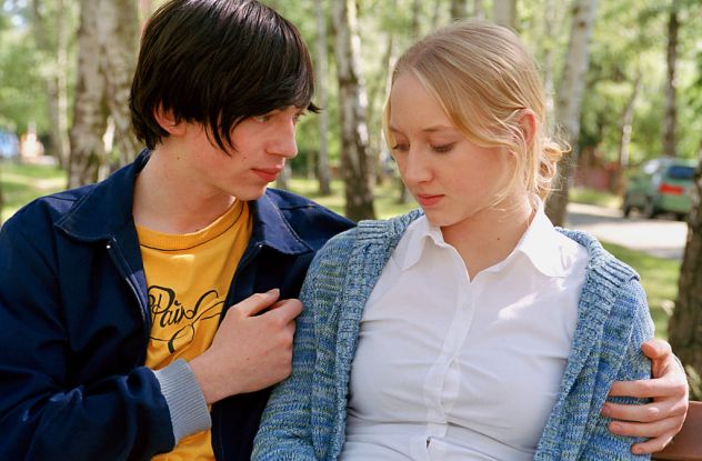 Gabriel (Tino Mewes) holding Nathalie (Anna Maria Mühe).