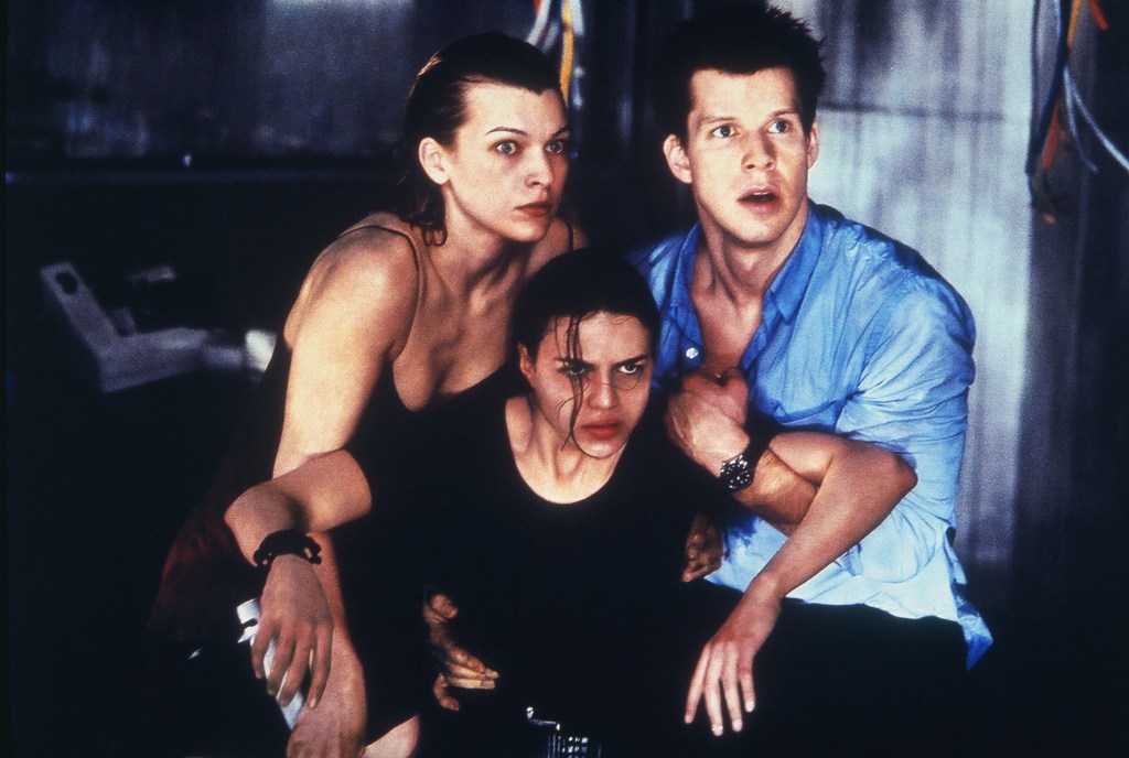 Alice (Milla Jovovich) and Matt (Eric Mabius) holding up Rain (Michelle Rodriguez).