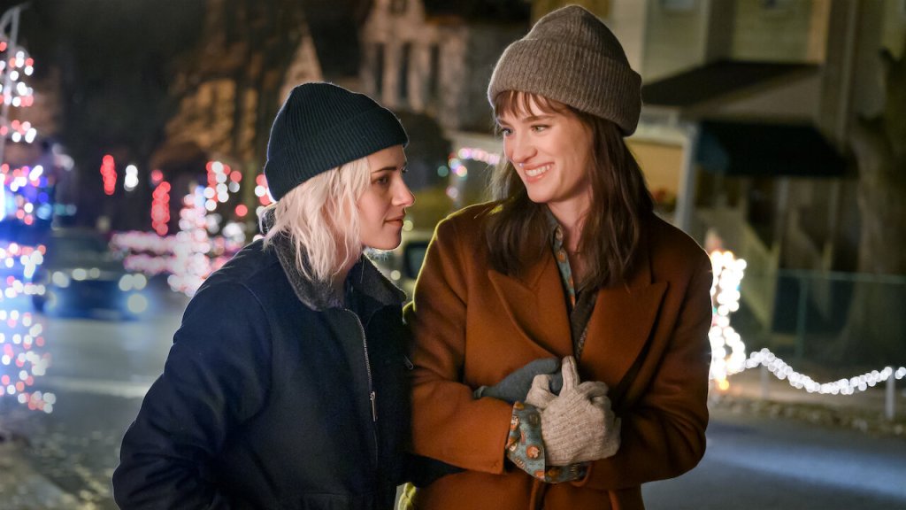 Abby (Kristen Stewart) and Harper (Mackenzie Davis) on a Christmas stroll.