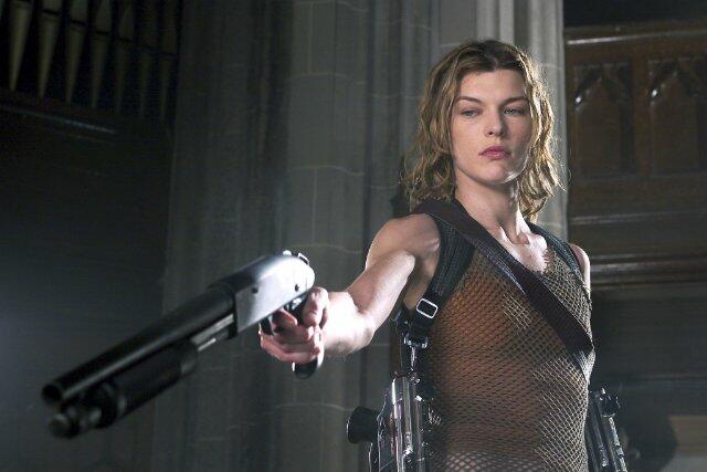 Alice (Milla Jovovich) pointing a very big gun.