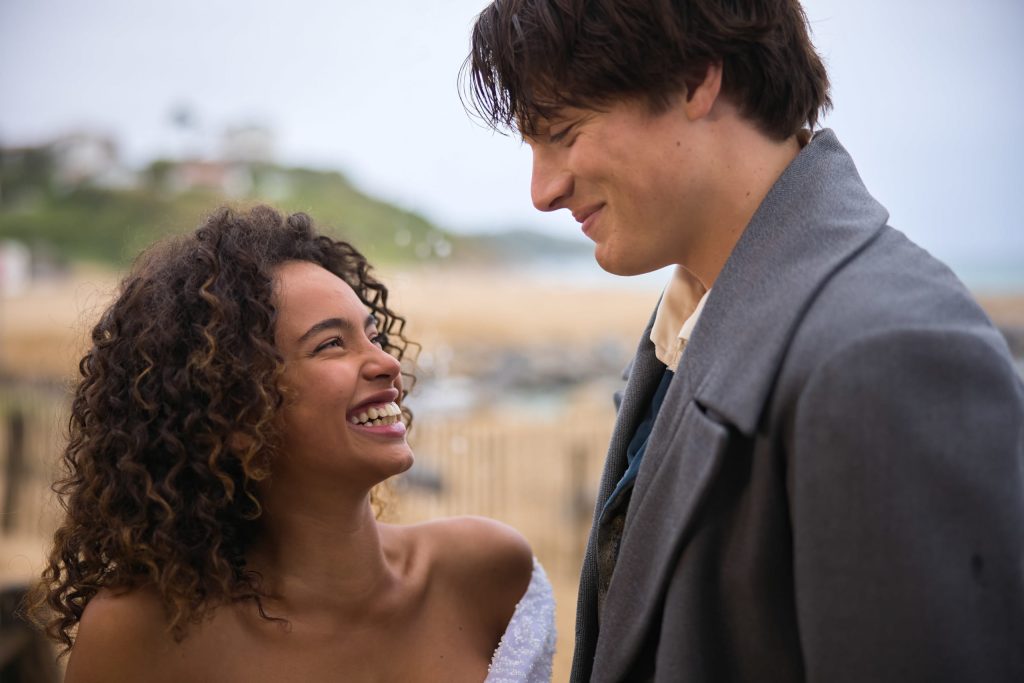 Tristan (Simon Rérolle) and Célène (Paola Locatelli) smiling at each other.