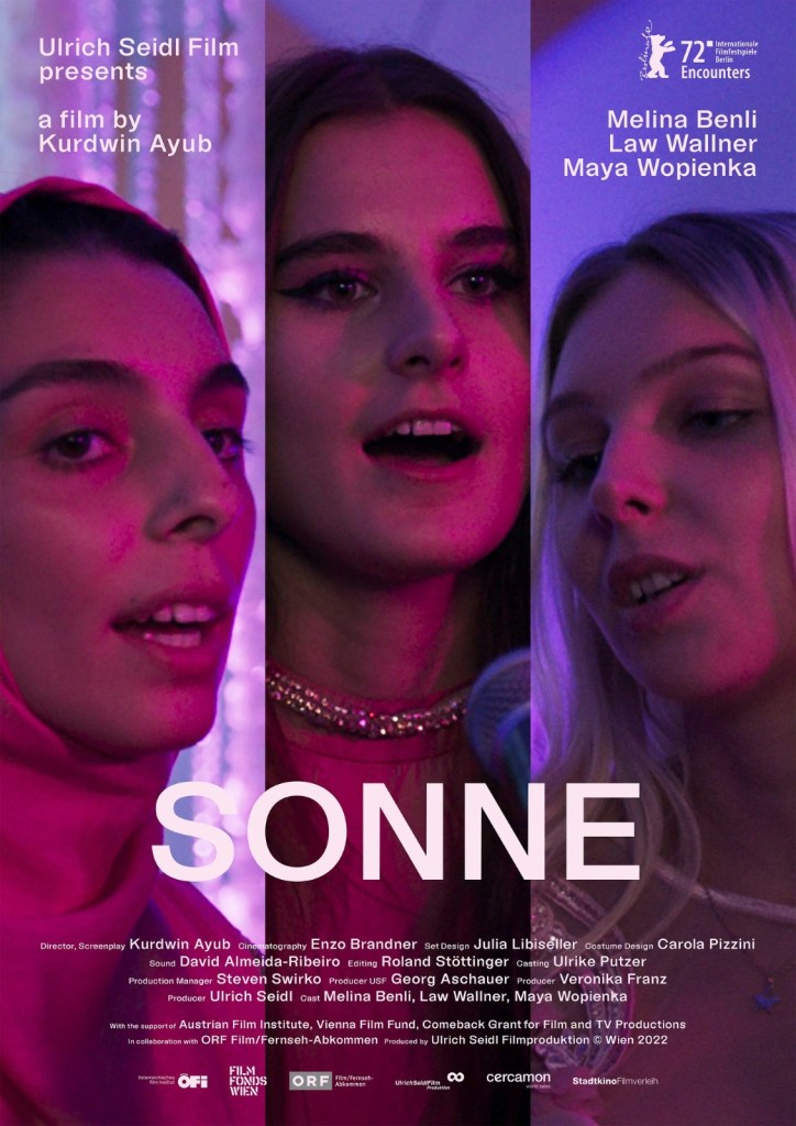 The film poster showing Yesmin (Melina Benli), Bella (Law Wallner) and Nati (Maya Wopienka) singing.