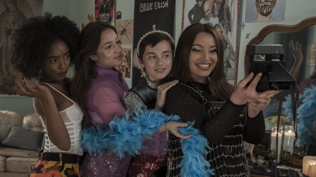 Tabby (Lovie Simone), Frankie (Gideon Adlon), Lily (Cailee Spaeny) and Lourdes (Zoey Luna) getting ready for a party.