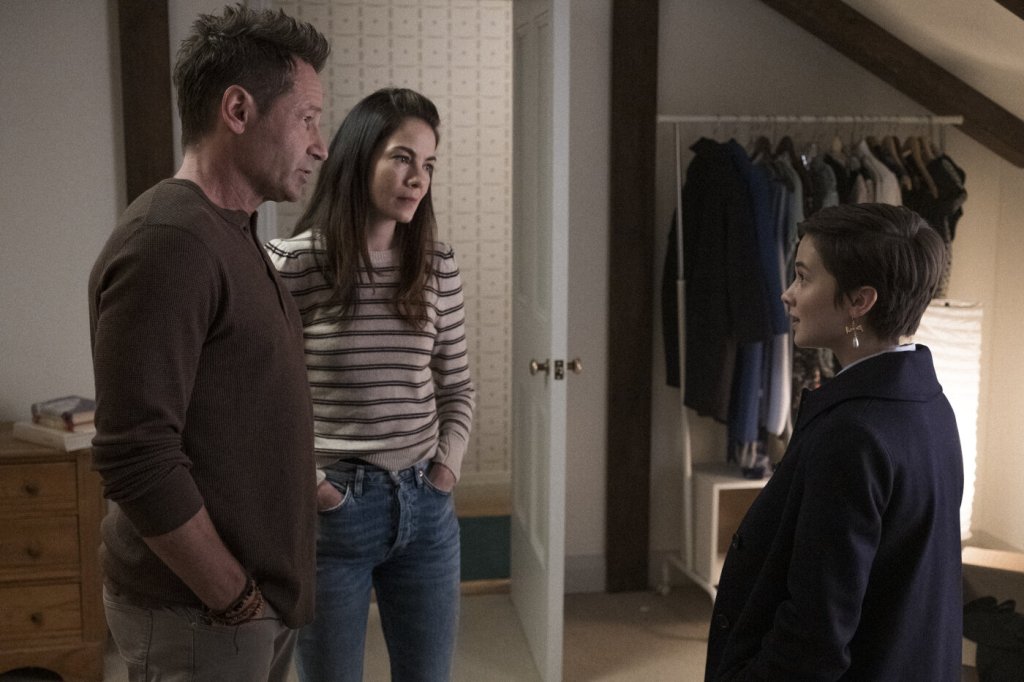 Lily (Cailee Spaeny) talking to her mother Helen (Michelle Monaghan) and her mother's boyfriend Adam (David Duchovny).