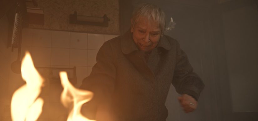 Ms Pospisil (Berta Kammer) putting out a fire in a pan. 
