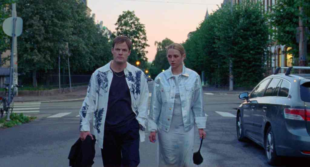 Thomas (Eirik Sæther) and Signe (Kristine Kujath Thorp) walking on the street together.
