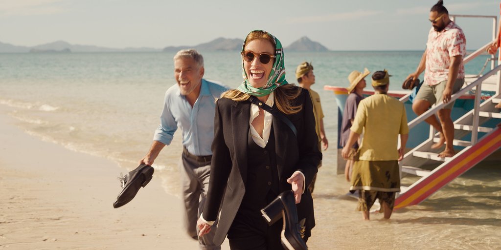 David (George Clooney) and Georgia (Julia Roberts) disembarking at the island.