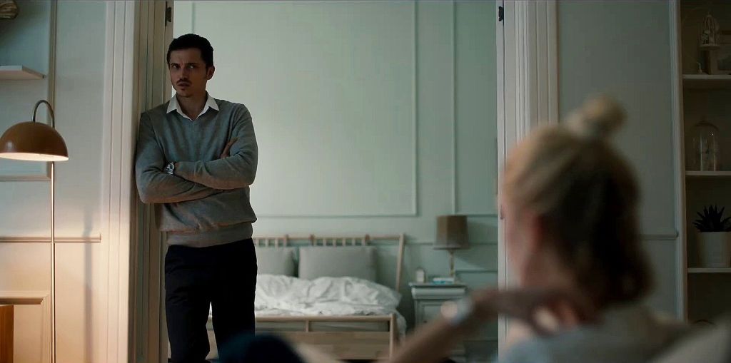 Francis (Karl Glusman) and Julia (Maika Monroe) talking.