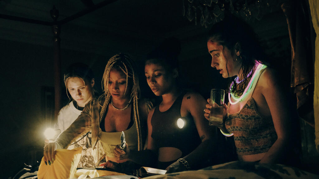 Bee (Maria Bakalova), Sophie (Amandla Stenberg), Jordan (Myha'la Herrold) and Alice (Rachel Sennott) looking at something together.