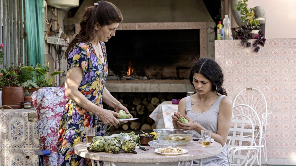 Ana (Luna Palmiés) and her grandmother (Nieve de Medina) cleaning artichokes together.
