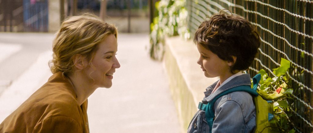 Rachel (Virginie Efira) talking to Leila (Callie Ferreira-Goncalves). 