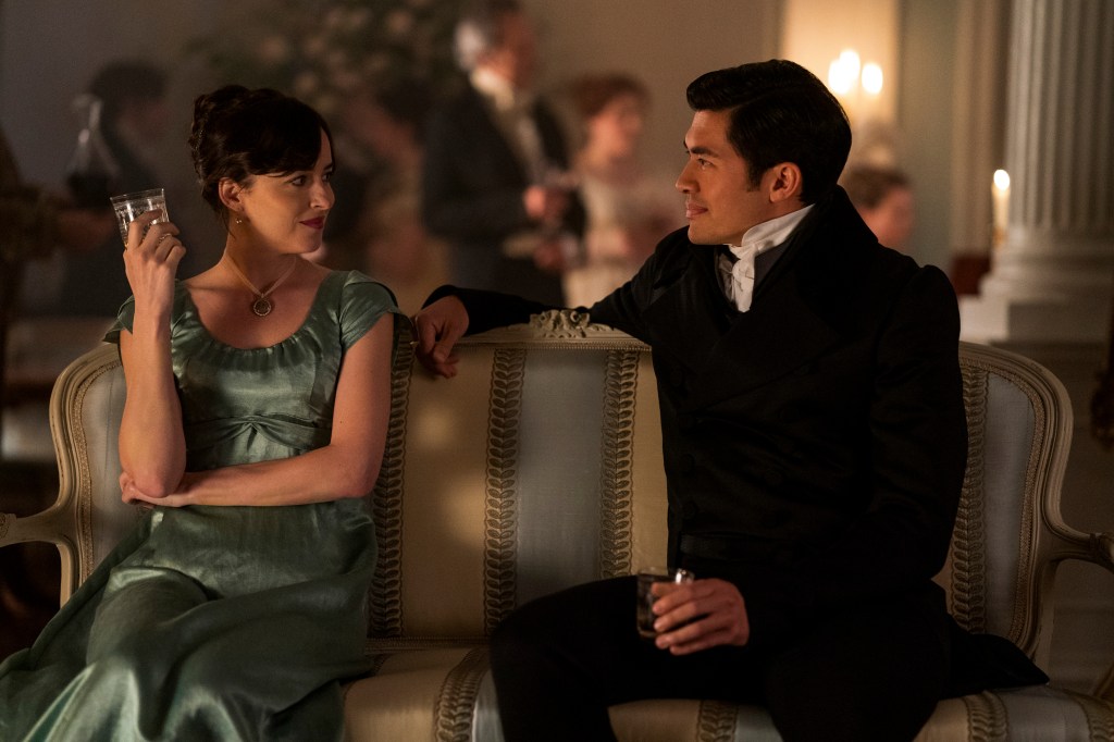Anne (Dakota Johnson) talking to Mr. Elliot (Henry Golding). 