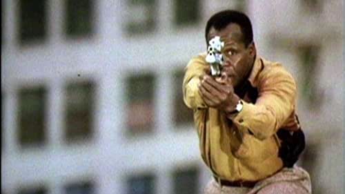 Lietuenant Mike Harrigan (Danny Glover) aiming his gun.
