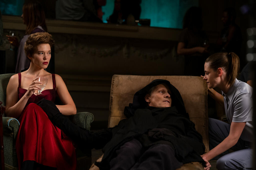 Caprice (Léa Seydoux) and Saul (Viggo Mortensen) after their performance, talking to Timlin (Kristen Stewart). 