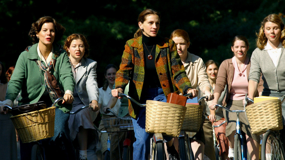 Katherine (Julia Roberts), Nancy (Marcia Gay Harden) and other women riding bicycles.