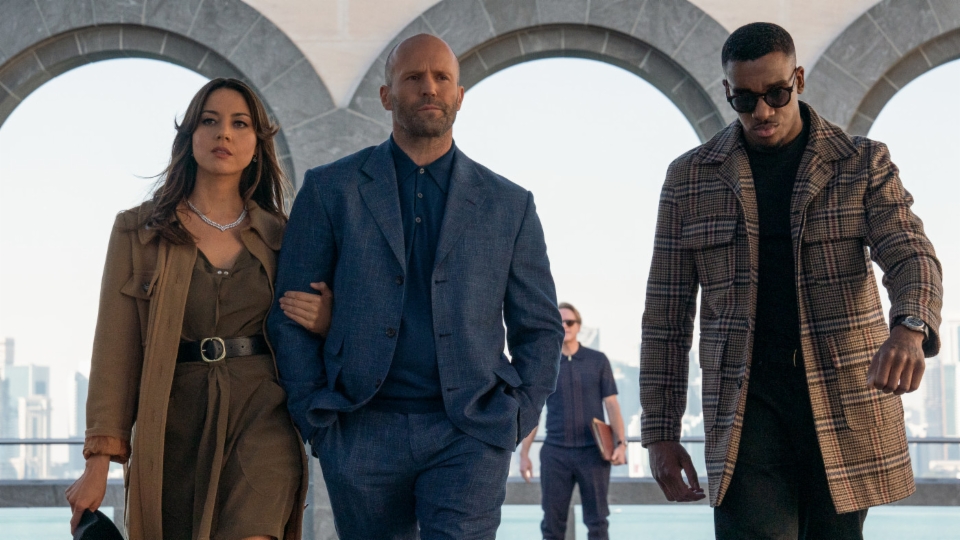 Sarah FIdel (Aubrey Plaza), Orson Fortune (Jason Statham) and JJ Davies (Bugzy Malone) walking away from Nathan Jasmine (Cary Elwes).
