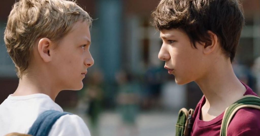 Léo (Eden Dambrine) and Rémi (Gustav De Waele) facing off in the school yard.