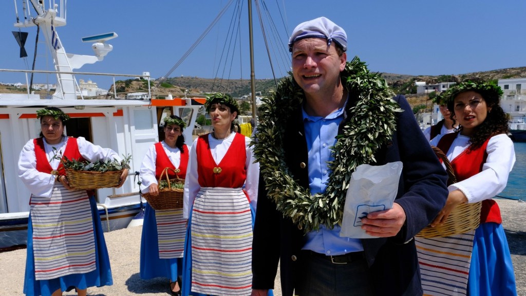 Johannes (Thomas Stipsits) arriving in Greece. 