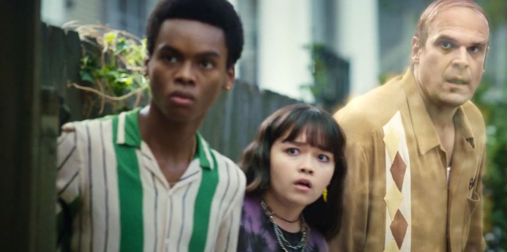 Kevin (Jahi Di'Allo Winston), Joy (Isabella Russo) and Ernest (David Harbor) outside, hiding.