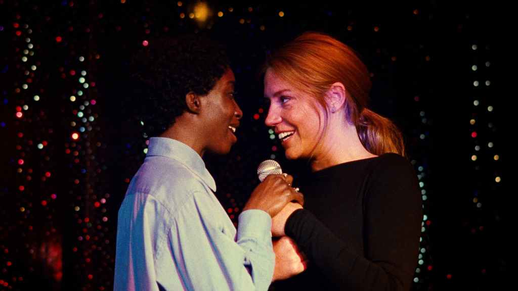 Julia (Swala Emati) and Joanne (Adèle Exarchopoulos) singing a karaoke duet together.