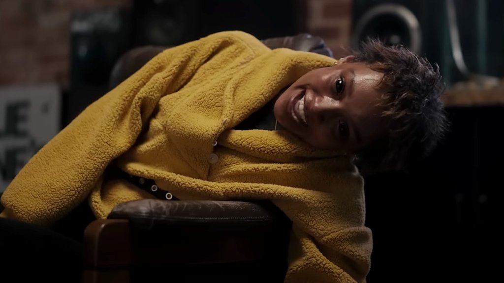 Mia (Sophie Wilde) during the possession, smiling widely, her eyes all black.