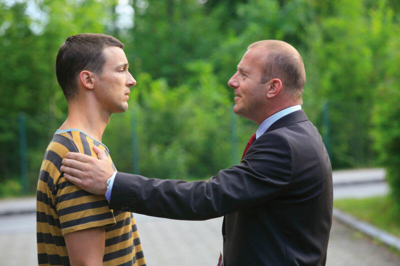 Vincent (Florian David Fitz) talking to his father Robert (Heino Ferch). 