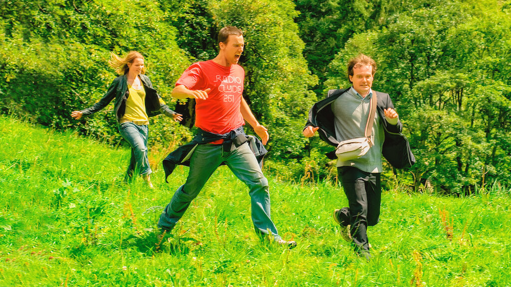 Marie (Karoline Herfurth), Vincent (Florian David Fitz) and Alexander (Johannes Allmayer) running in a meadow.