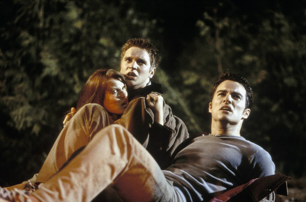 Alex (Devon Sawa) holding Clear (Ali Larter), Carter (Kerr Smith) lying next to them. They are all looking terrified at something.